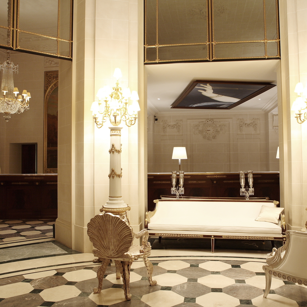 Hotel-Le-Meurice-Paris-ultra-luxury-modern-lobby-with-marvelous-white-sofa